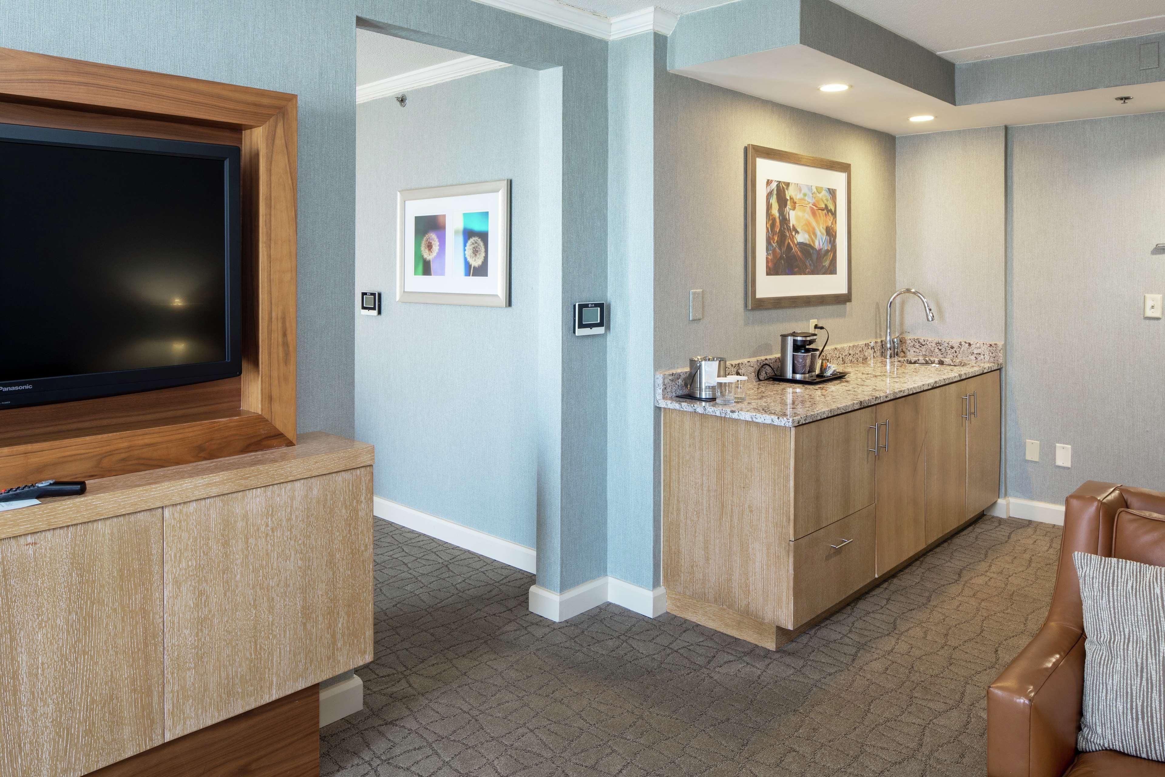 Отель Doubletree By Hilton Pittsburgh-Green Tree Экстерьер фото