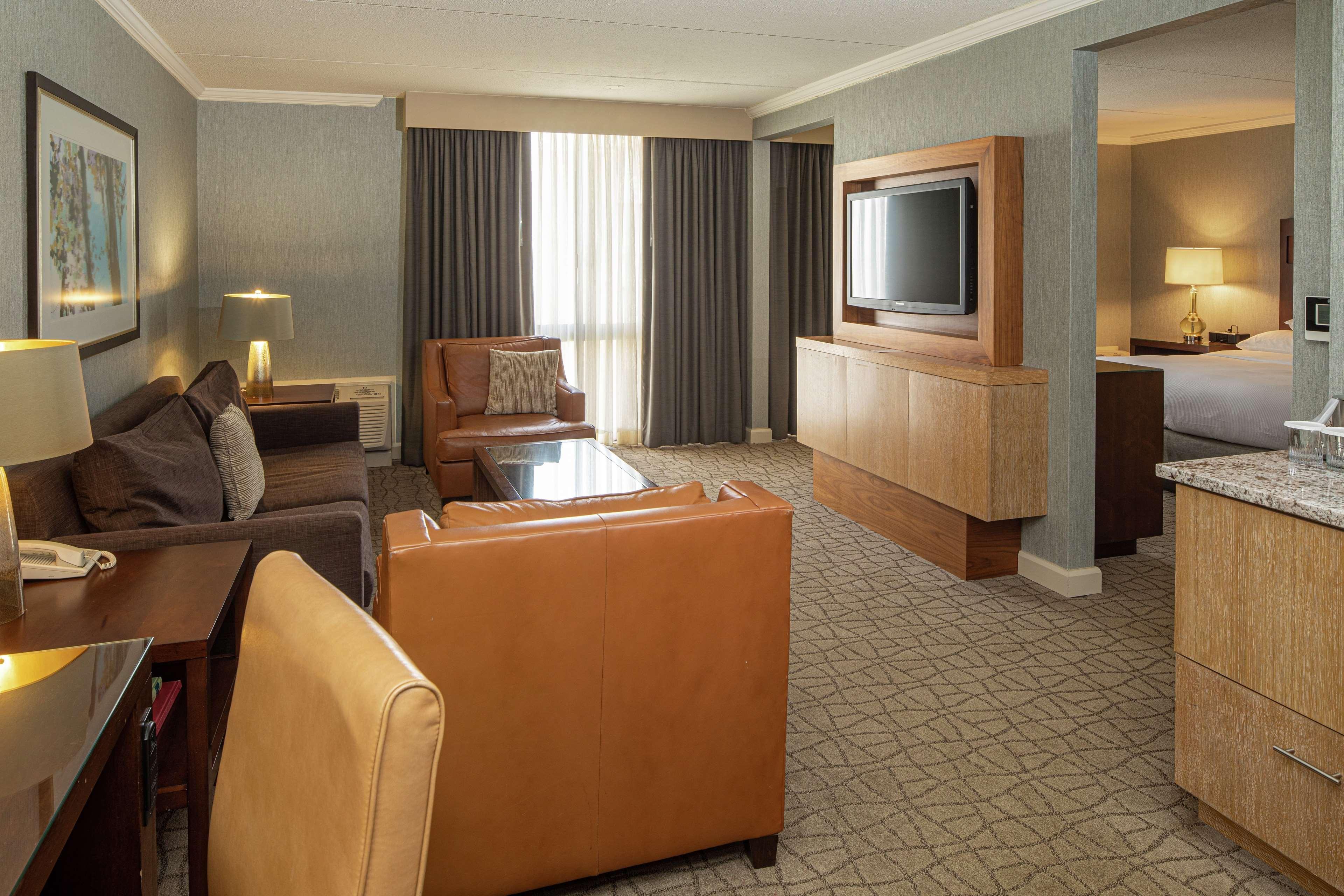 Отель Doubletree By Hilton Pittsburgh-Green Tree Экстерьер фото