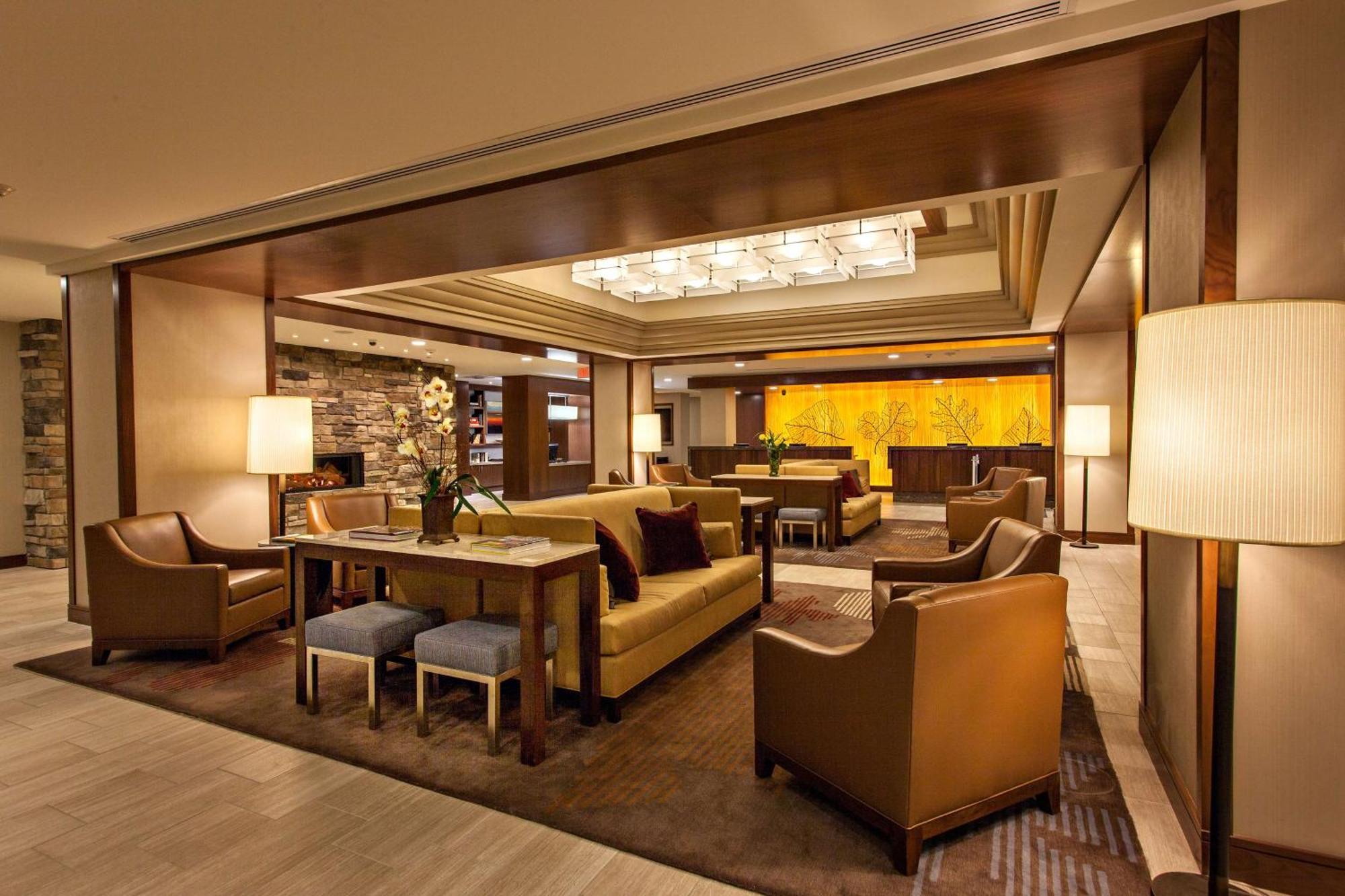 Отель Doubletree By Hilton Pittsburgh-Green Tree Экстерьер фото